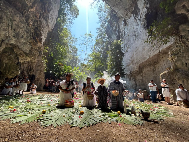 Más de 4 mil personas celebran los Xochitlallis en la Cueva de las Golondrinas