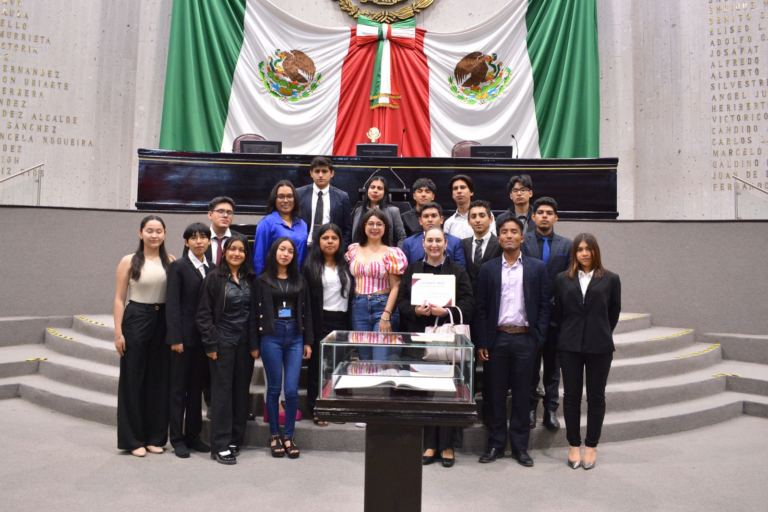Recibe diputada a estudiantes en el Congreso de Veracruz