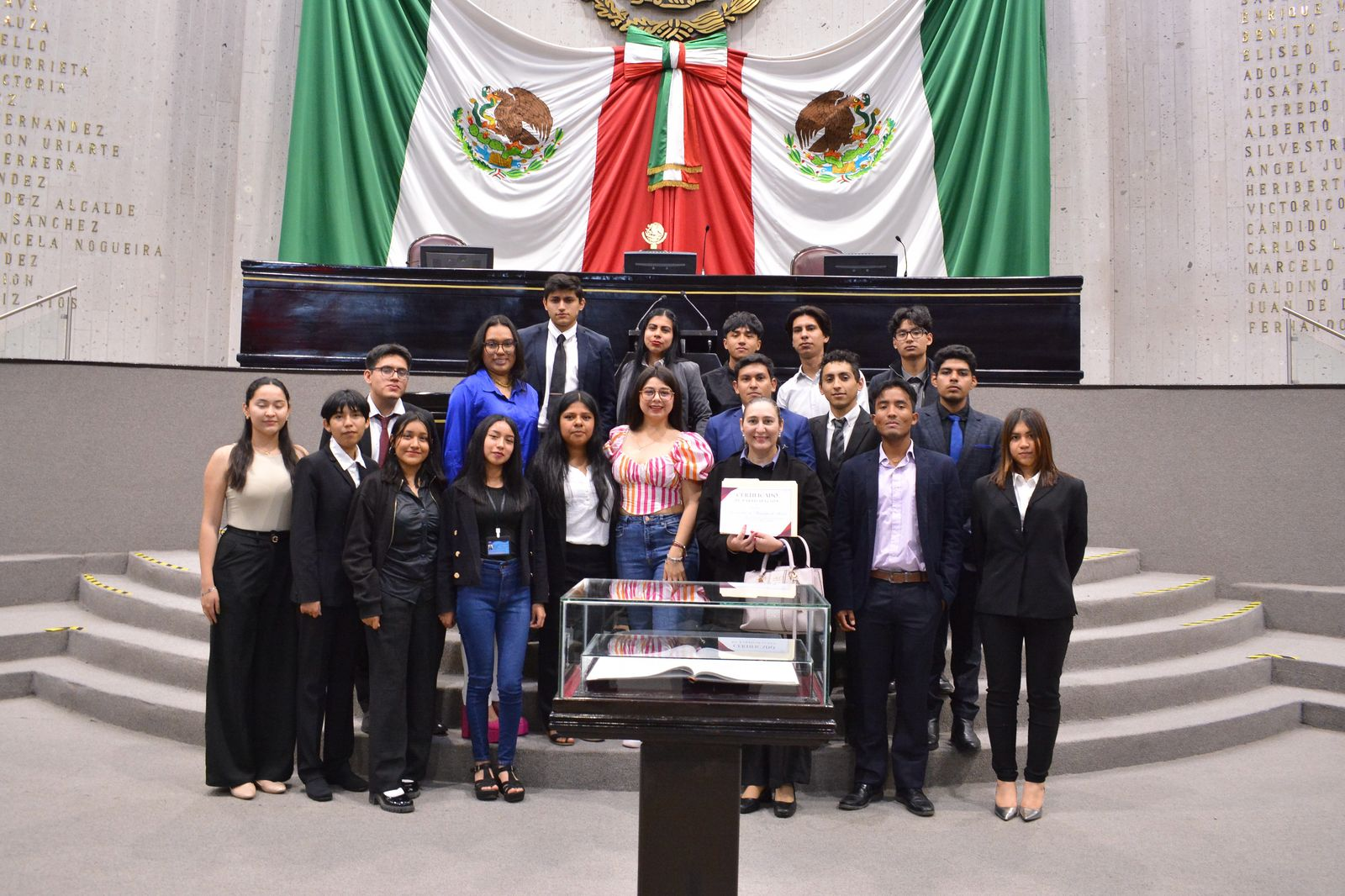 Recibe diputada a estudiantes en el Congreso de Veracruz