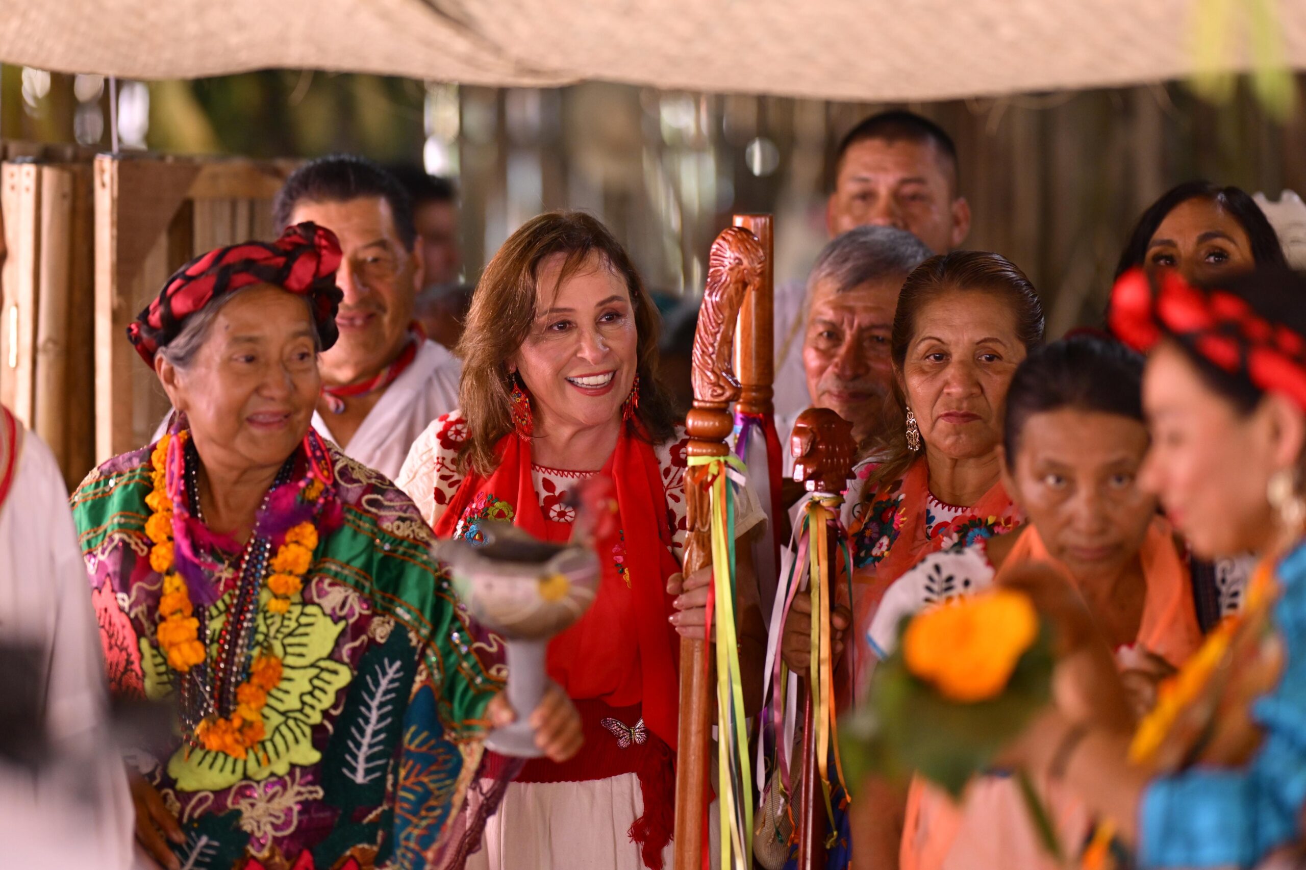 Gobernadora porta con orgullo vestimenta tradicional del Totonacapan, en Cumbre Tajín