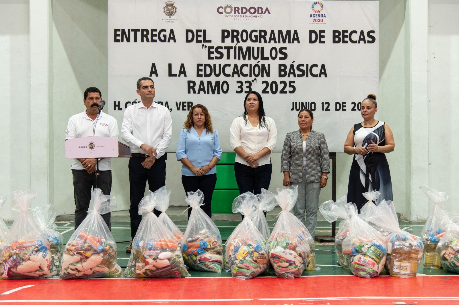 Benefician a 400 alumnos con becas «Estímulos a la Educación Básica, Ramo 33»
