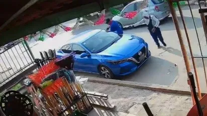 captan_en_video_violento_asalto_a_mano_armada_en_oteapanx_en_segundos_arrebatan_auto_a_mujer.jpg_827751167
